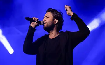 بنیامین بهادری پس از یک سال در ایران روی صحنه رفت