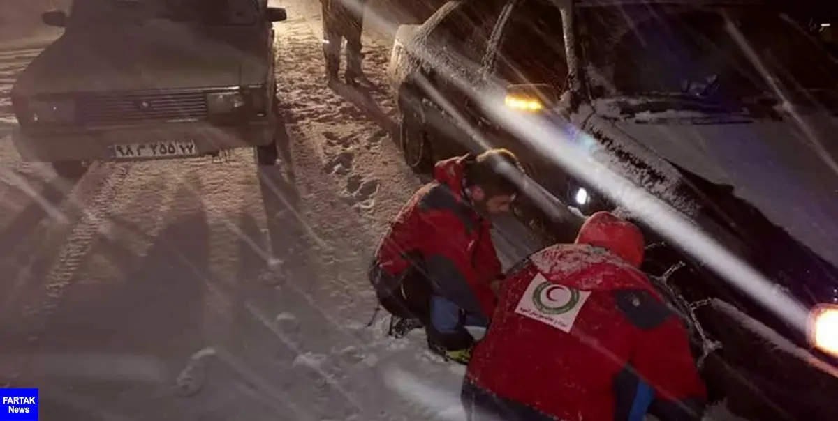 وقوع ۵ تصادف در جاده‌های برفی آذربایجان‌غربی/رهاسازی ۱۰۰خودرو گرفتار در برف توسط امدادگران هلال احمر
