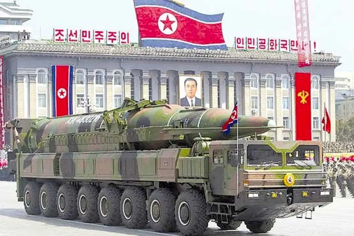 رهبر کره شمالی در کنار موشک بالستیک +عکس