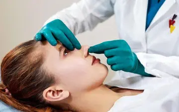 آیا پریود بودن موقع عمل بینی خطرناک است؟