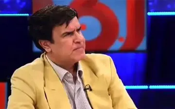 حمله گزارشگر جنجالی به کی‌روش و فدراسیون؛ این آقا چیزی از فوتبال نمی‌فهمد/ معلوم است کی‌روش بخور بخواب در ایران را قبول می‌کند