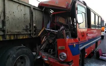 اتفاقی تلخ/له شدن مینی بوس در تصادف با کامیون!