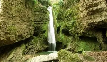 آبشار زیبای "سنگ نو" در دل جنگل‌ + فیلم 