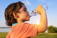 بدن کودک به چه میزان آب در روز نیاز دارد؟