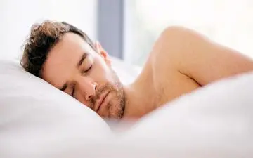 مزایای شگفت‌انگیز برهنه خوابیدن از زبان یک متخصص