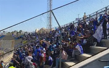 هجوم هواداران استقلال به سمت سکوهای خالی و اعلام ترکیب پارس جنوبی/ حضور پدر قایدی و واکنش به تشویق مهاجم پرسپولیس + عکس