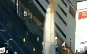 لحظه‌ای مهیب از اتصالی کردن کابل‌های فشار قوی برق در اثر فوران آب