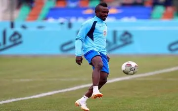 واکنش منفعلانه رئیس هیات مدیره باشگاه استقلال به درگیری «گادوین منشا» با هوادار اهوازی