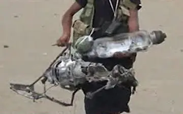 لاشه پهپاد سرنگون شده متجاوزان اماراتی در ساحل غربی یمن + فیلم 