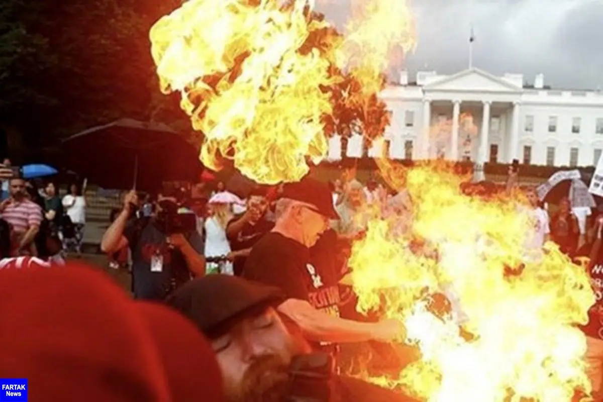 به آتش کشیده شدن پرچم آمریکا در برابر کاخ سفید