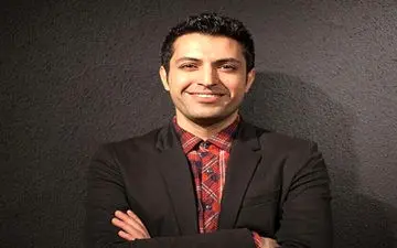 اشکان خطیبی در نمایشگاه انفرادی همسرش