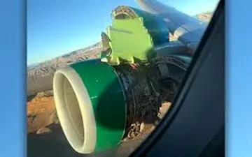 شکستن موتور هواپیمای آمریکایی هنگام پرواز+فیلم