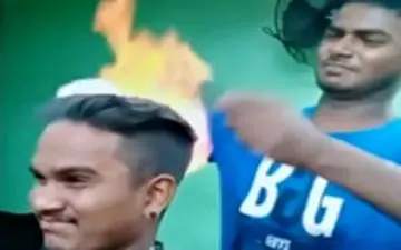 آرایشگری که موهای مشتریان خود را به آتش می‌کشد 