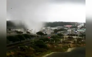 حمله‌ور شدن گردباد به منطقه مسکونی + فیلم