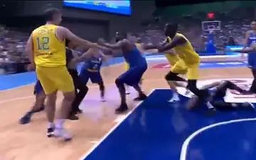 درگیری و کتک کاری در مسابقه بسکتبال + فیلم