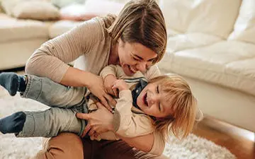 چرا قلقلک دادن بچه ها کار خطرناکی است؟