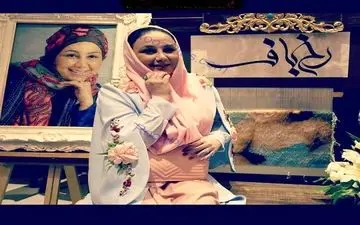 خانم بازیگر پر طرفدار در کنار عکسش