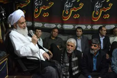 دیدار نماینده ولی‌فقیه و امام جمعه کرمانشا با مردم شاطرآباد در مسجد انصار‌الحسین به روایت تصویر