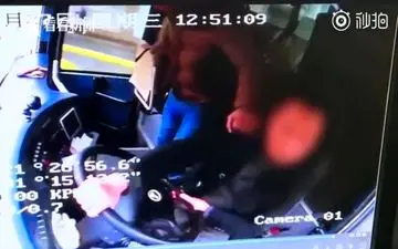 اقدام باورنکردنی مسافر در داخل اتوبوس +فیلم 