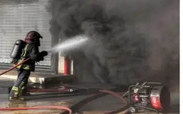 اطفاء حریق زباله و پشم شیشه در واحد مسکونی

