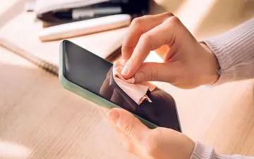 مراقب آلودگی گوشی های خود باشید| هر چند وقت یک‌بار گوشی را تمیز کنیم؟