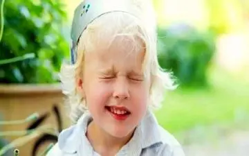 چرا تیک عصبی می‌گیریم؟ | چگونه با تیک زندگی کنیم؟



