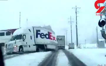 تصادف وحشتناک قطار با دو تریلی + فیلم 