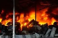آتش‌سوزی در کارخانه اسنوا/ سوله‌های تولید فوم در آتش سوخت + تصاویر