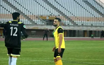 دروازه‌بانی که با لباس شخص دیگری وارد میدان شد!