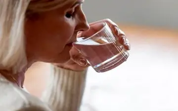 چه کسانی نباید هنگام غذا خوردن، آب بنوشند؟ 