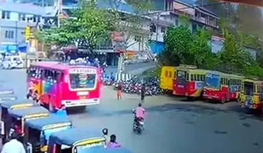 عبور یک اتوبوس از روی موتورسوار نگون بخت + فیلم