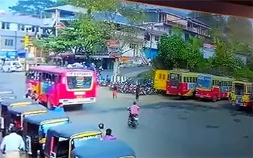 عبور یک اتوبوس از روی موتورسوار نگون بخت + فیلم