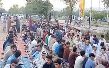 سفره‌های خیابانی افطار در پاکستان 