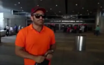 چالش مجری شبکه سه برای تلفظ «دالبی تیاتر» زمان خواندن خبر قشون‌کشی سلطنت‌طلب‌ها علیه محمدرضا گلزار