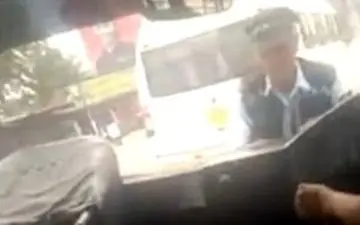 راننده خلاف‌کاری که افسر پلیس را با خود برد +فیلم 